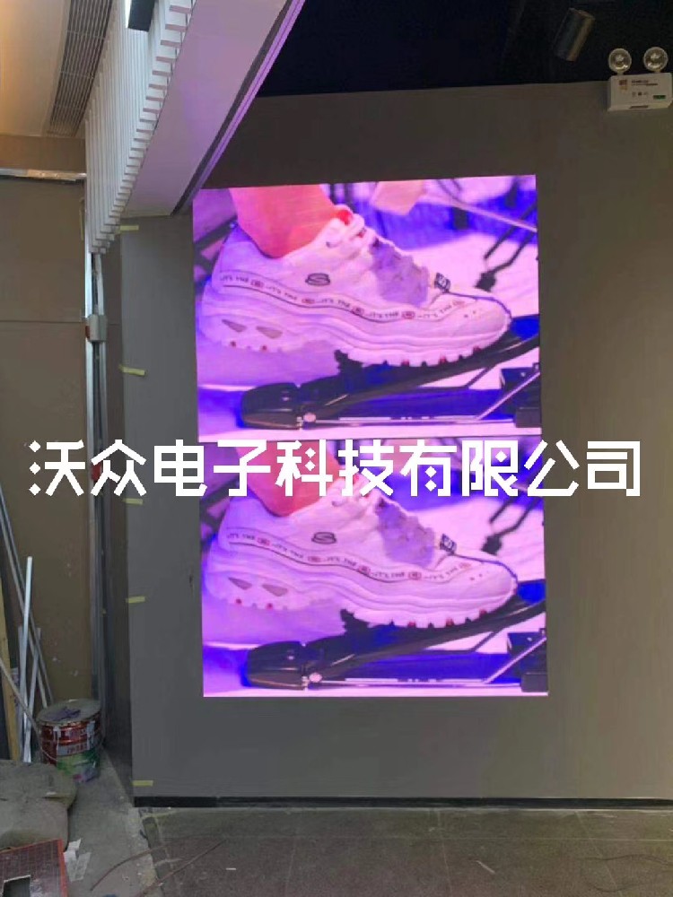 锦艺城斯凯奇专卖店室内P4全彩屏完工