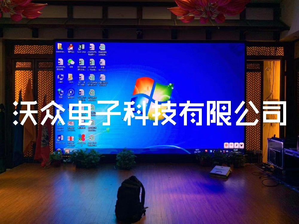 郑州烙馍村酒店室内P3全彩显示屏点亮